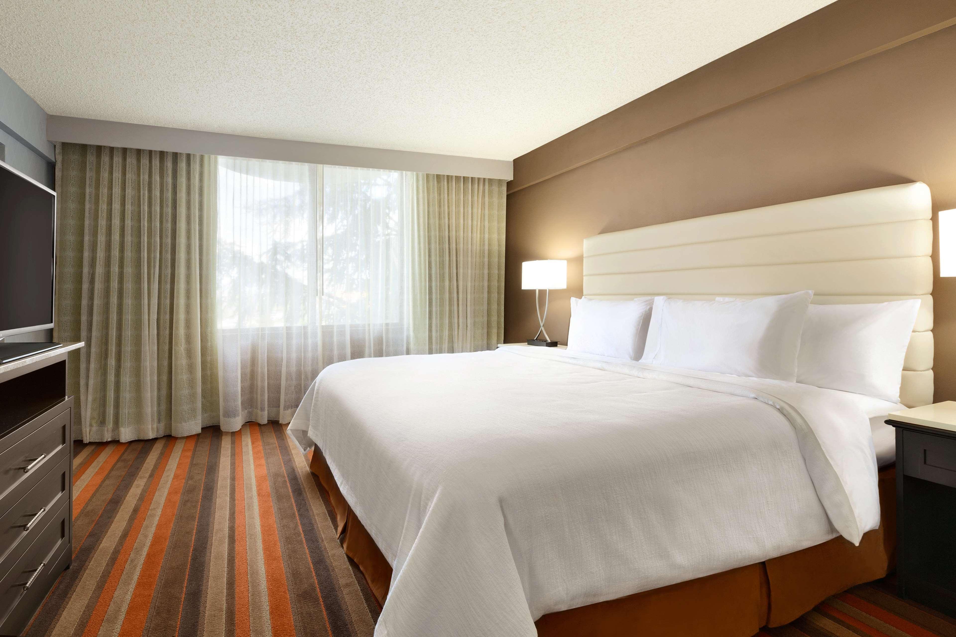 Hotel Embassy By Hilton Will Rogers Airport
