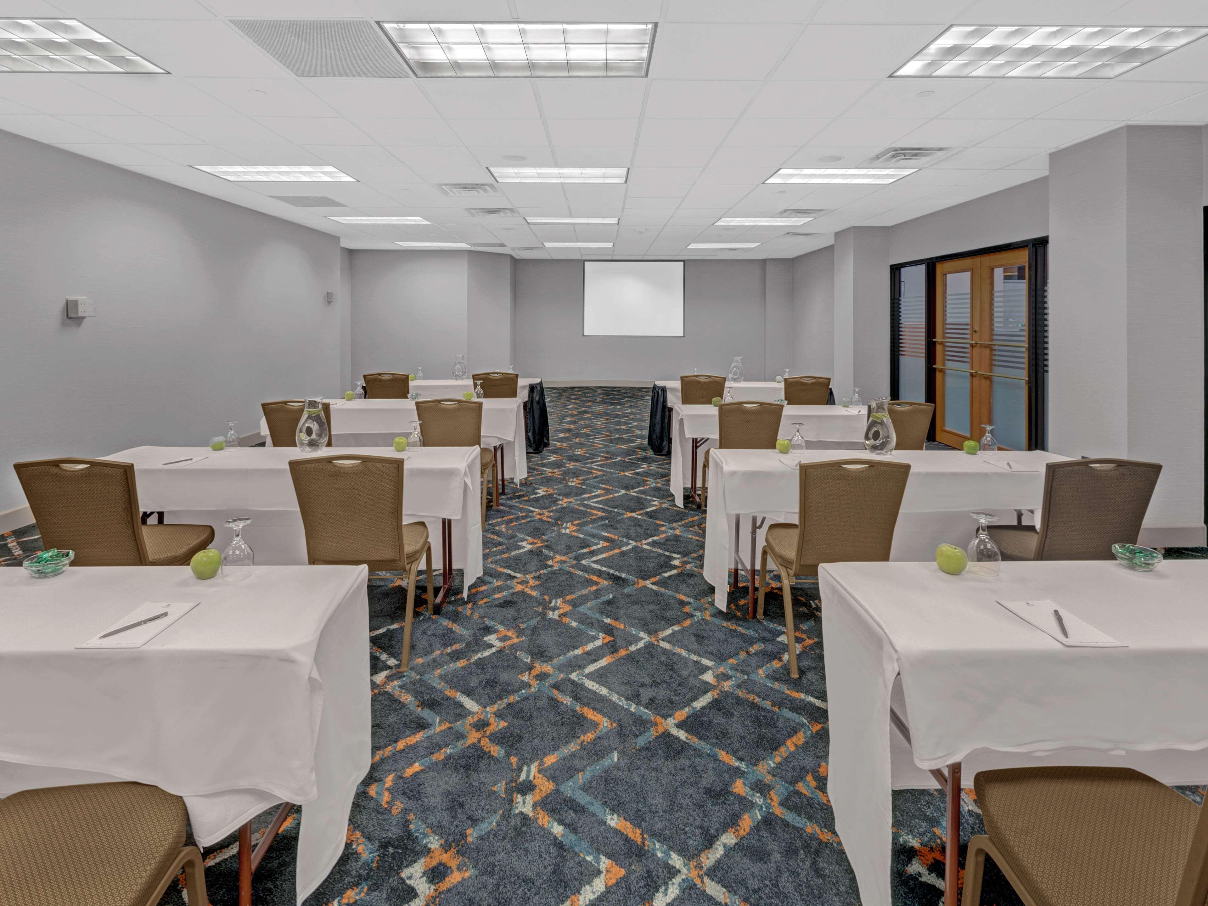 Hotel Embassy By Hilton Will Rogers Airport