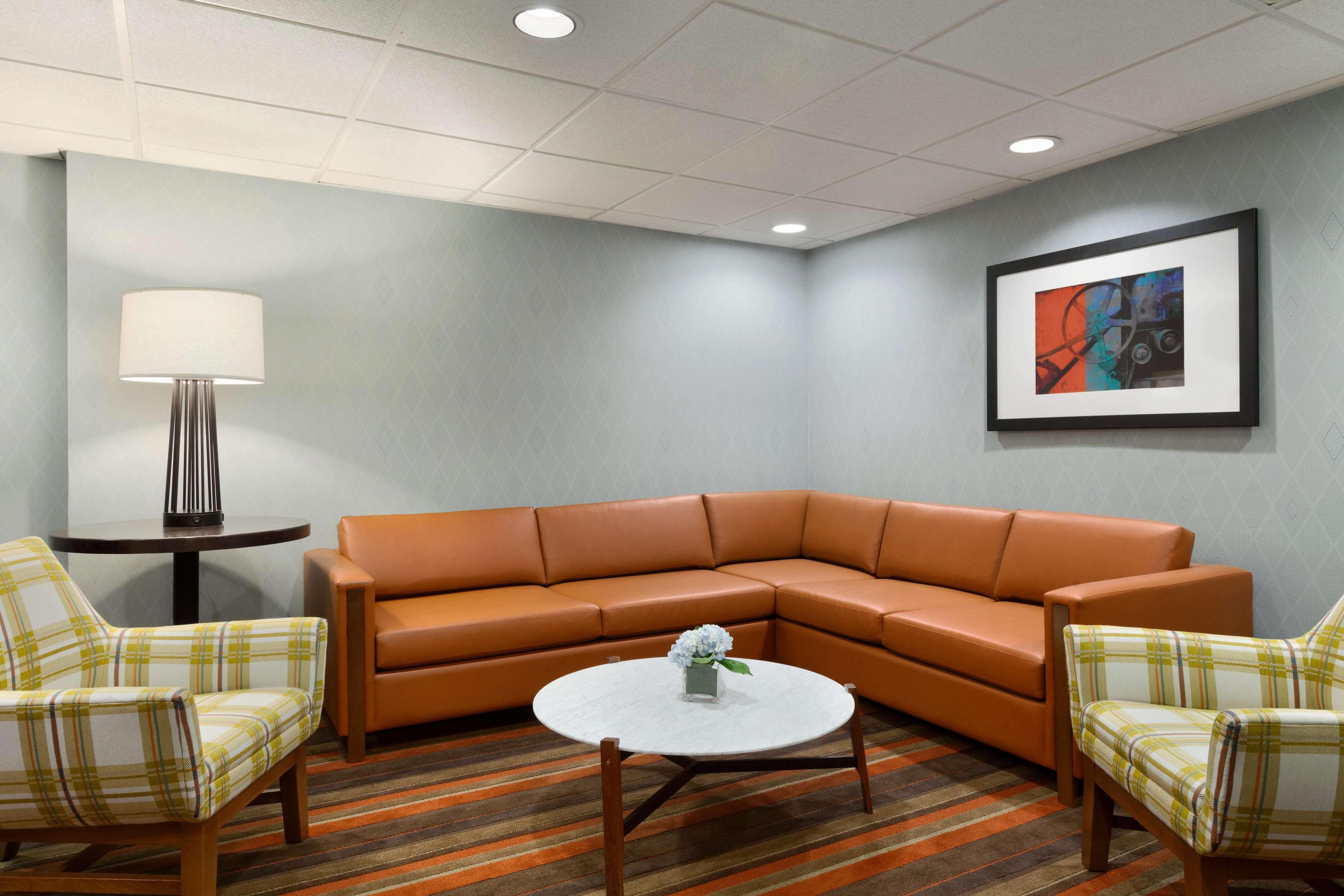 Hotel Embassy By Hilton Will Rogers Airport 4*