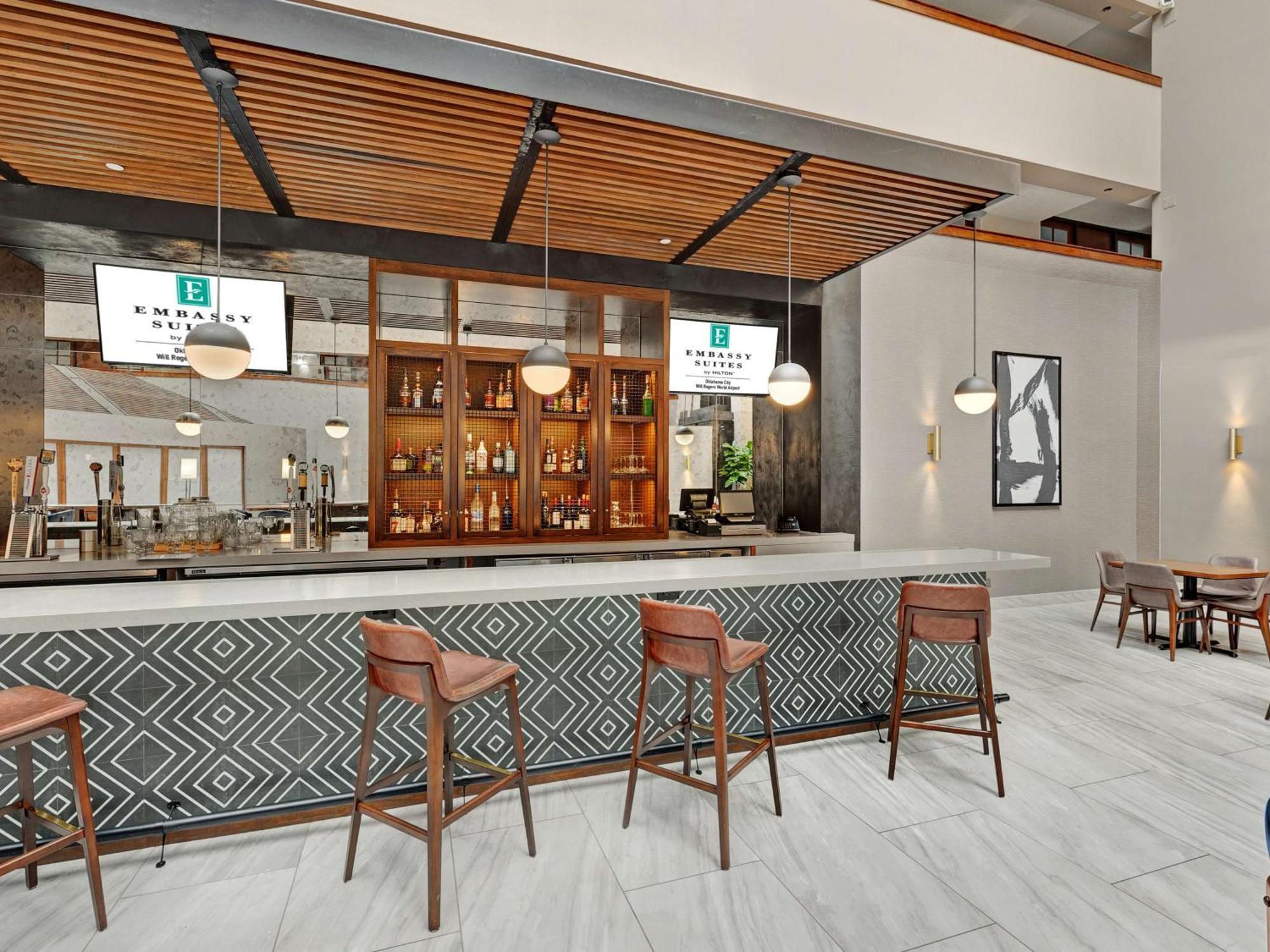 Hotel Embassy By Hilton Will Rogers Airport 4*