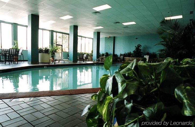 Hotel Embassy By Hilton Will Rogers Airport 4*