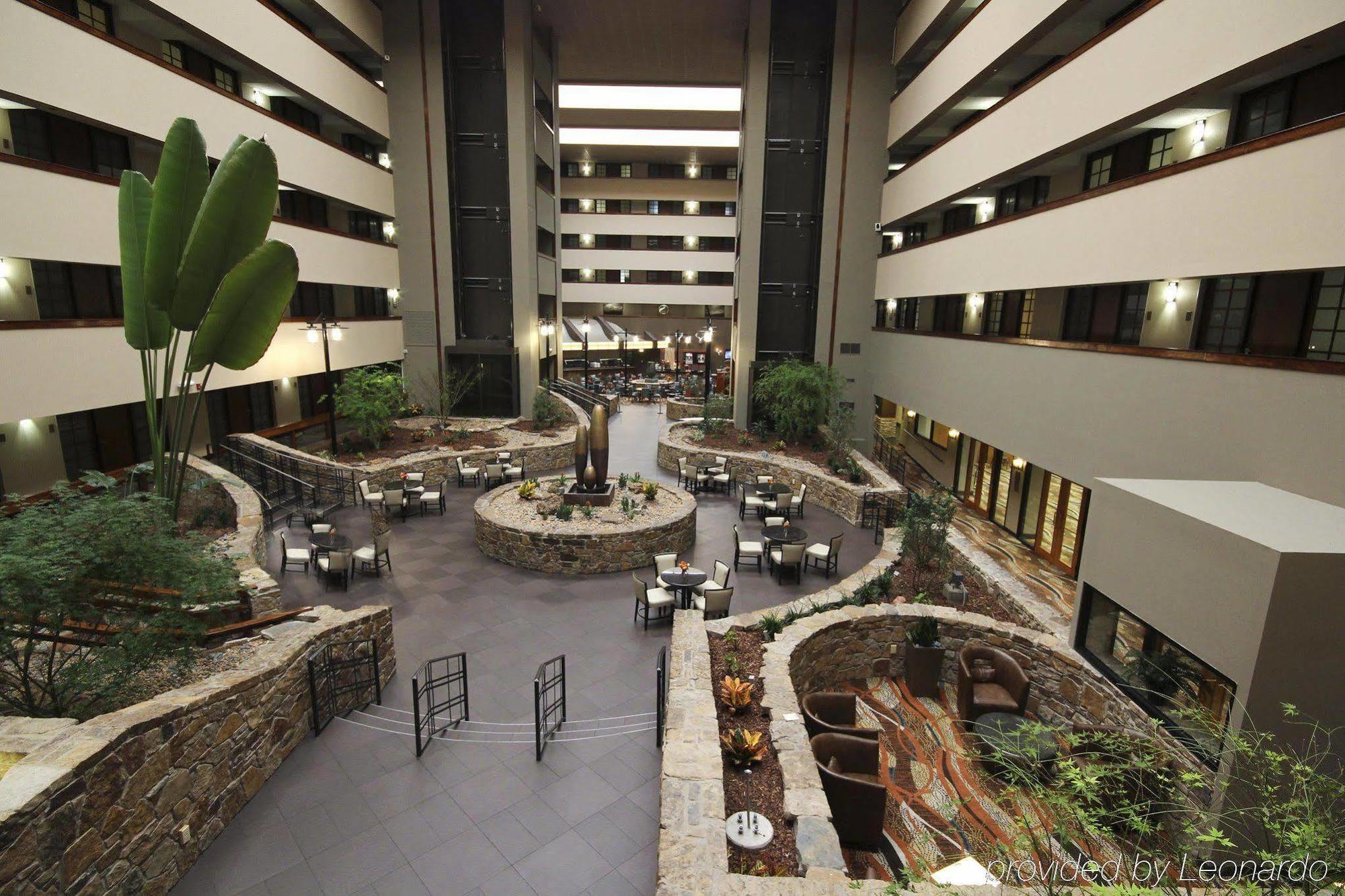 Hotel Embassy By Hilton Will Rogers Airport 4*