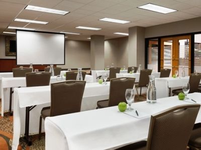 Hotel Embassy By Hilton Will Rogers Airport
