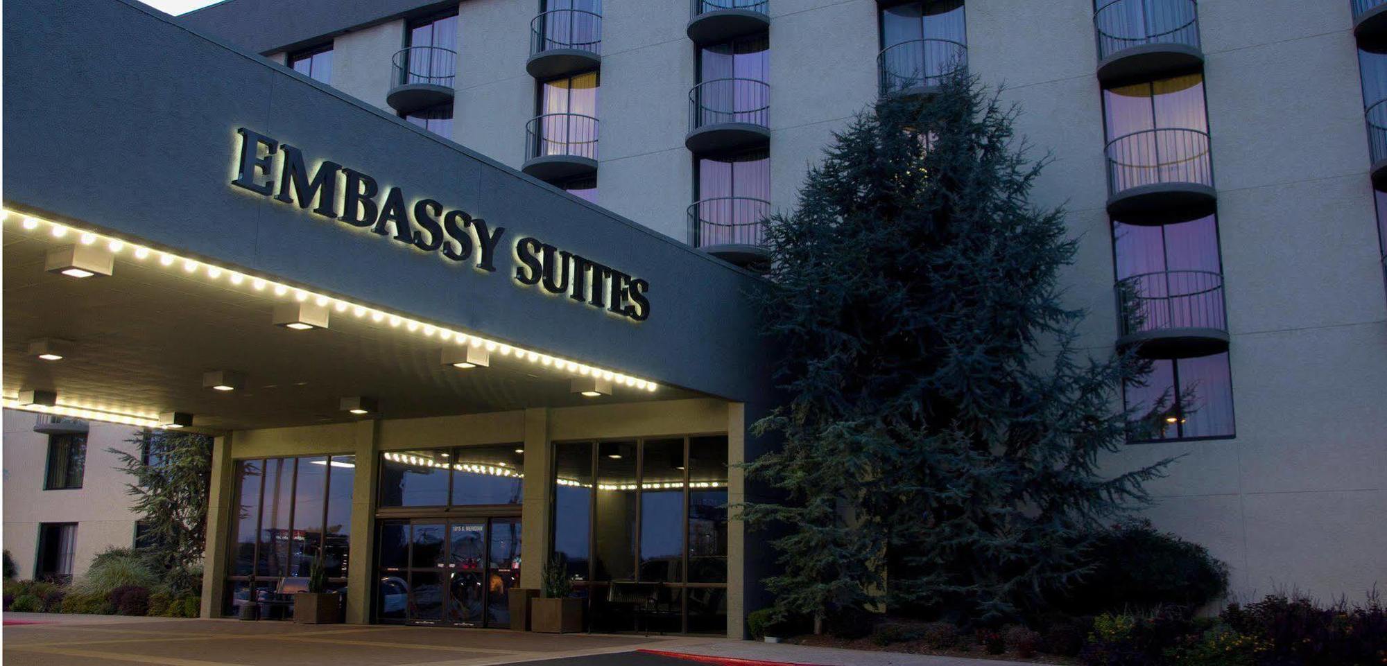 Hotel Embassy By Hilton Will Rogers Airport 4*