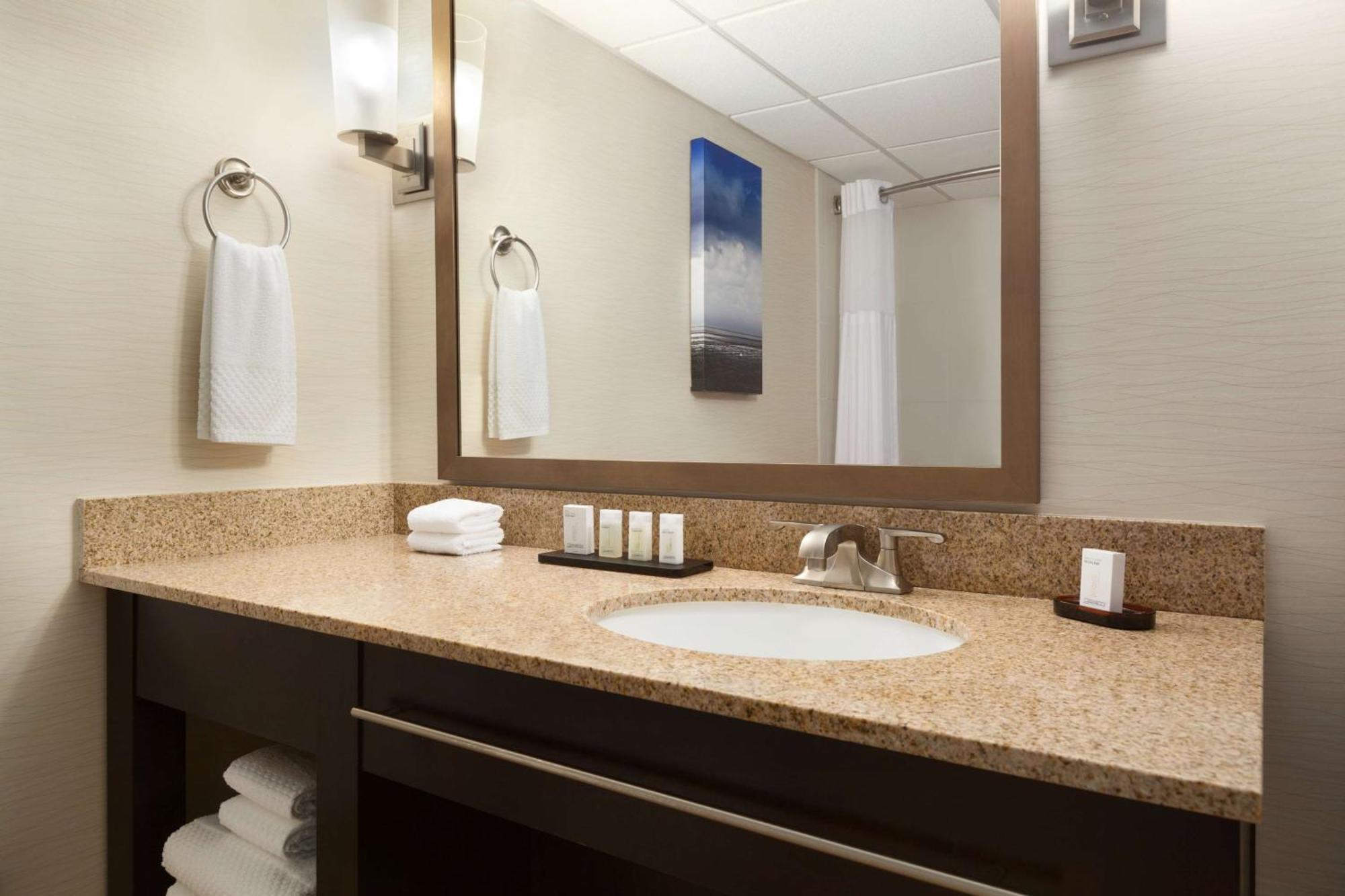 Hotel Embassy By Hilton Will Rogers Airport
